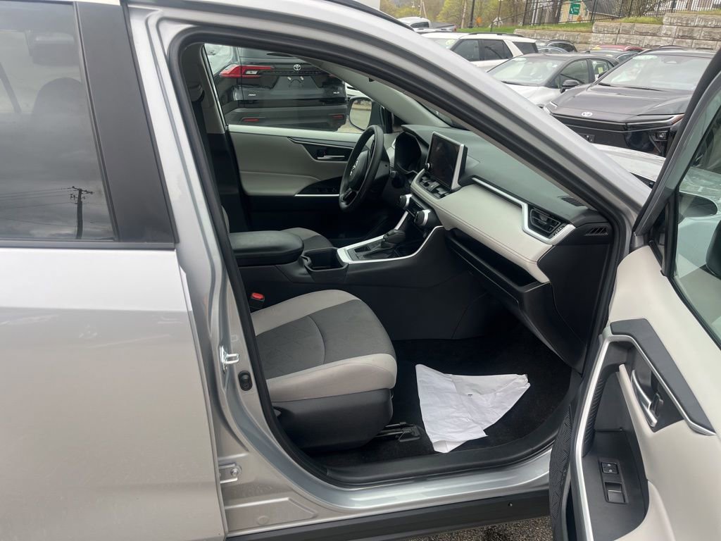 Used 2025 Toyota RAV4 XLE AWD/4WD image 11