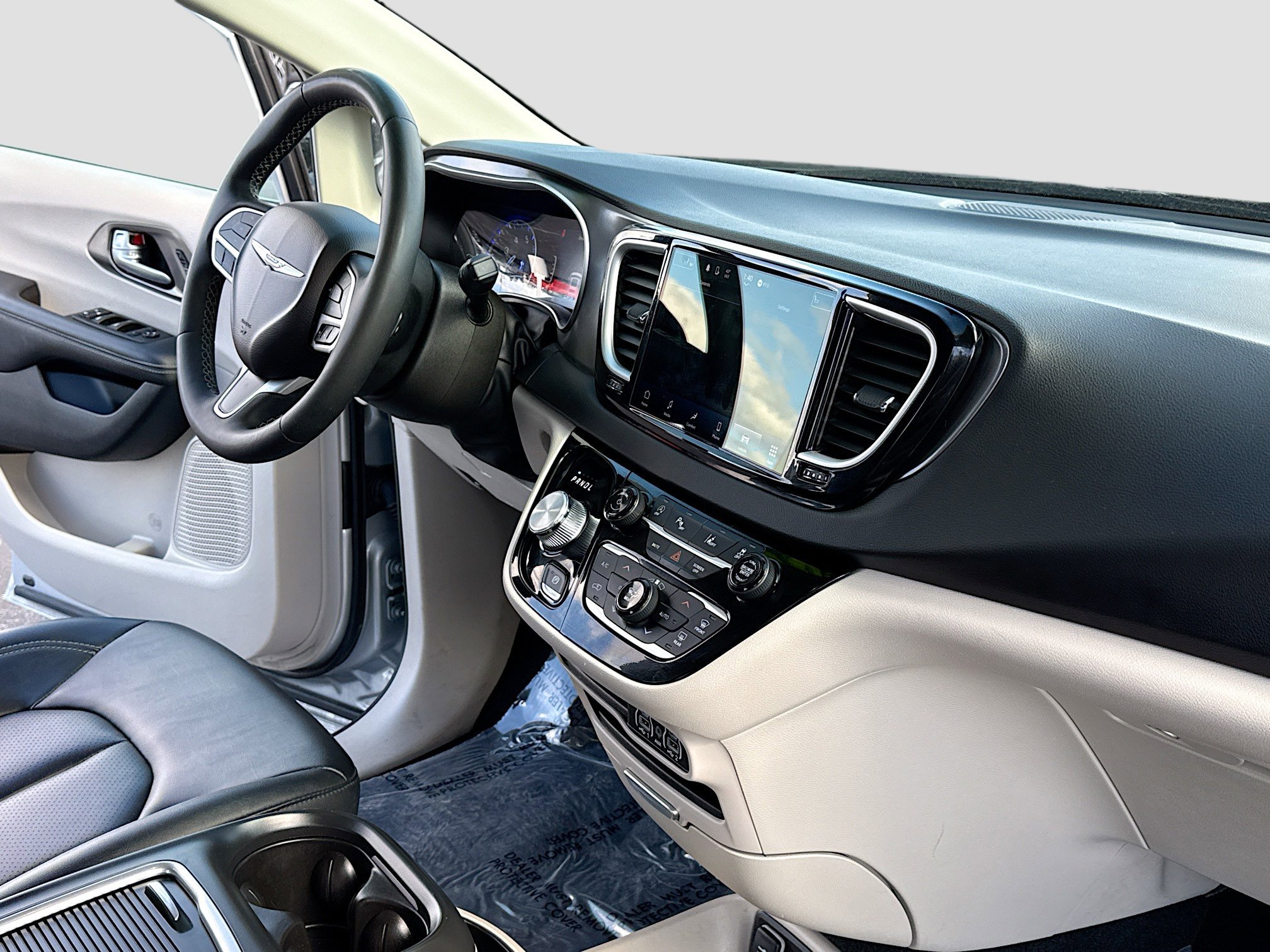 Used 2024 Chrysler Pacifica Touring-L FWD image 5