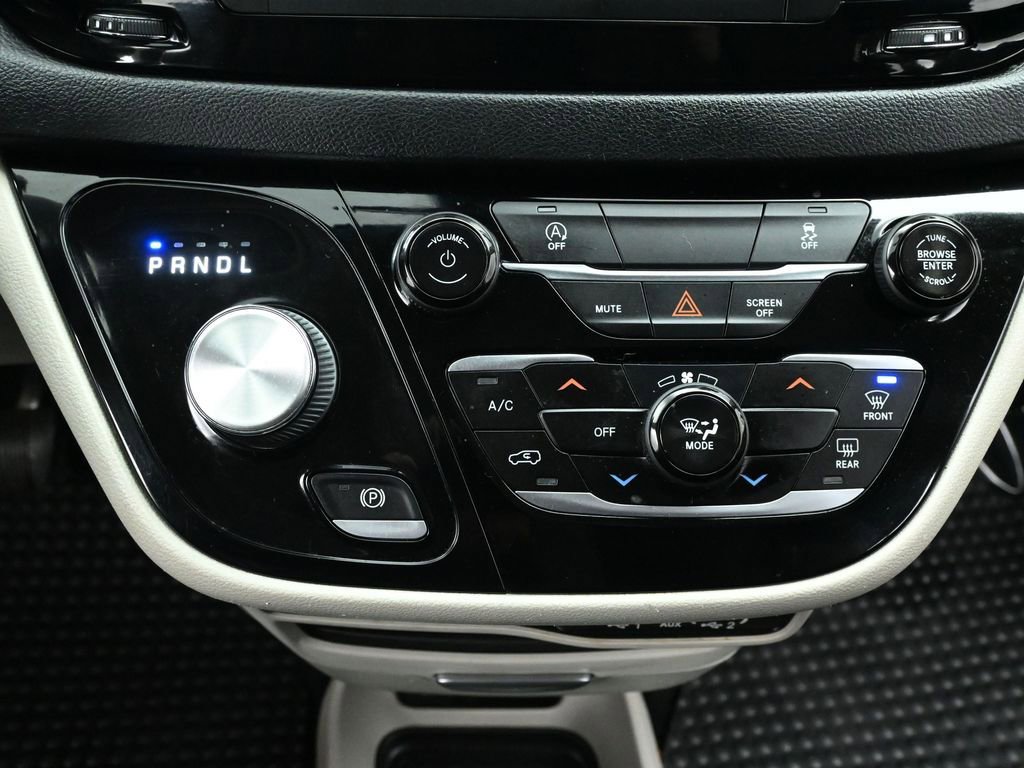 Used 2021 Chrysler Voyager L image 33