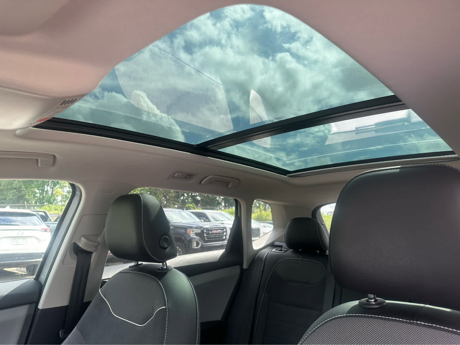 Used 2023 Volkswagen Taos SE w/ Panoramic Sunroof Package AWD/4WD image 11