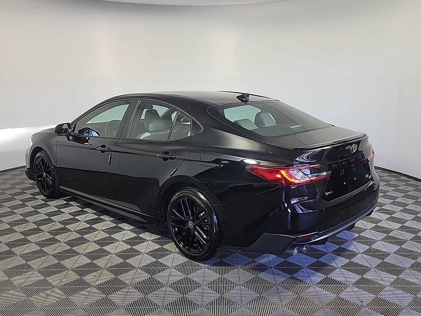 Used 2025 Toyota Camry SE FWD image 9
