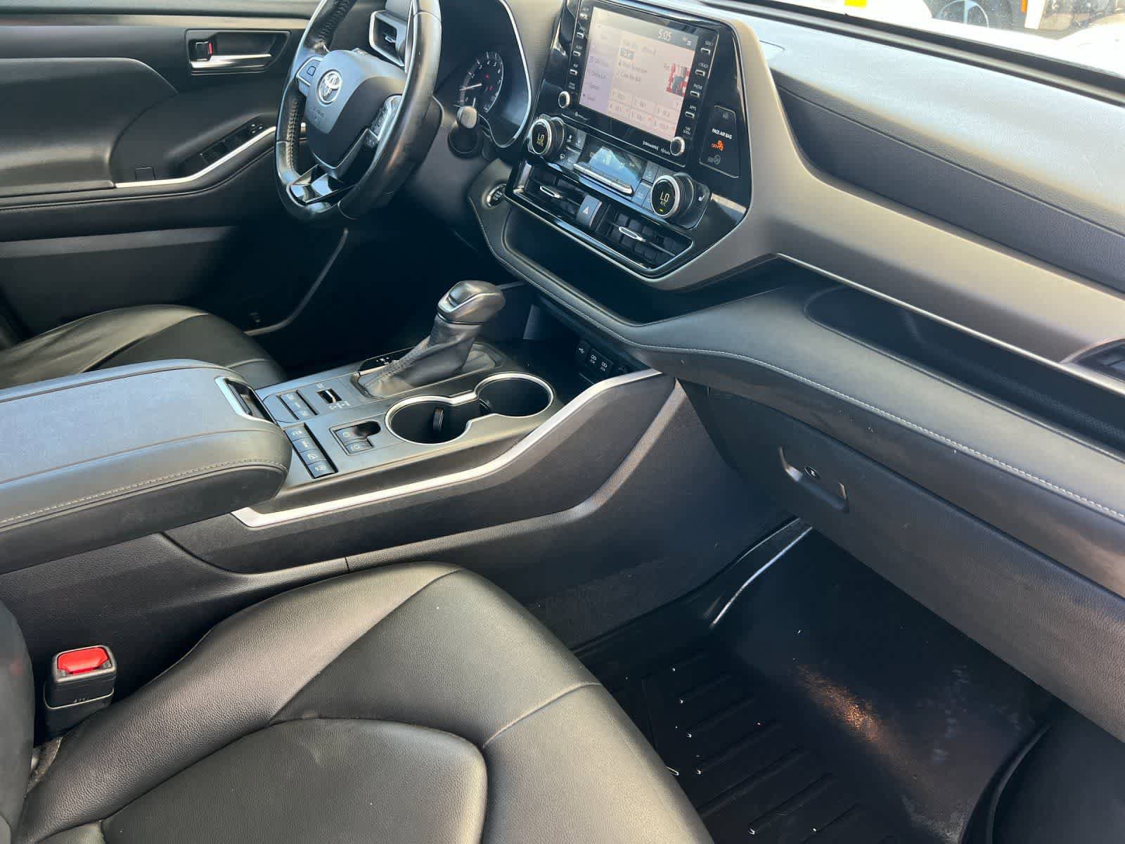 Used 2020 Toyota Highlander XLE AWD/4WD image 18