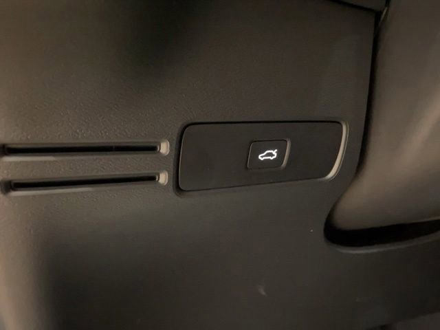 Used 2025 Volvo XC40 B5 Plus AWD/4WD image 37