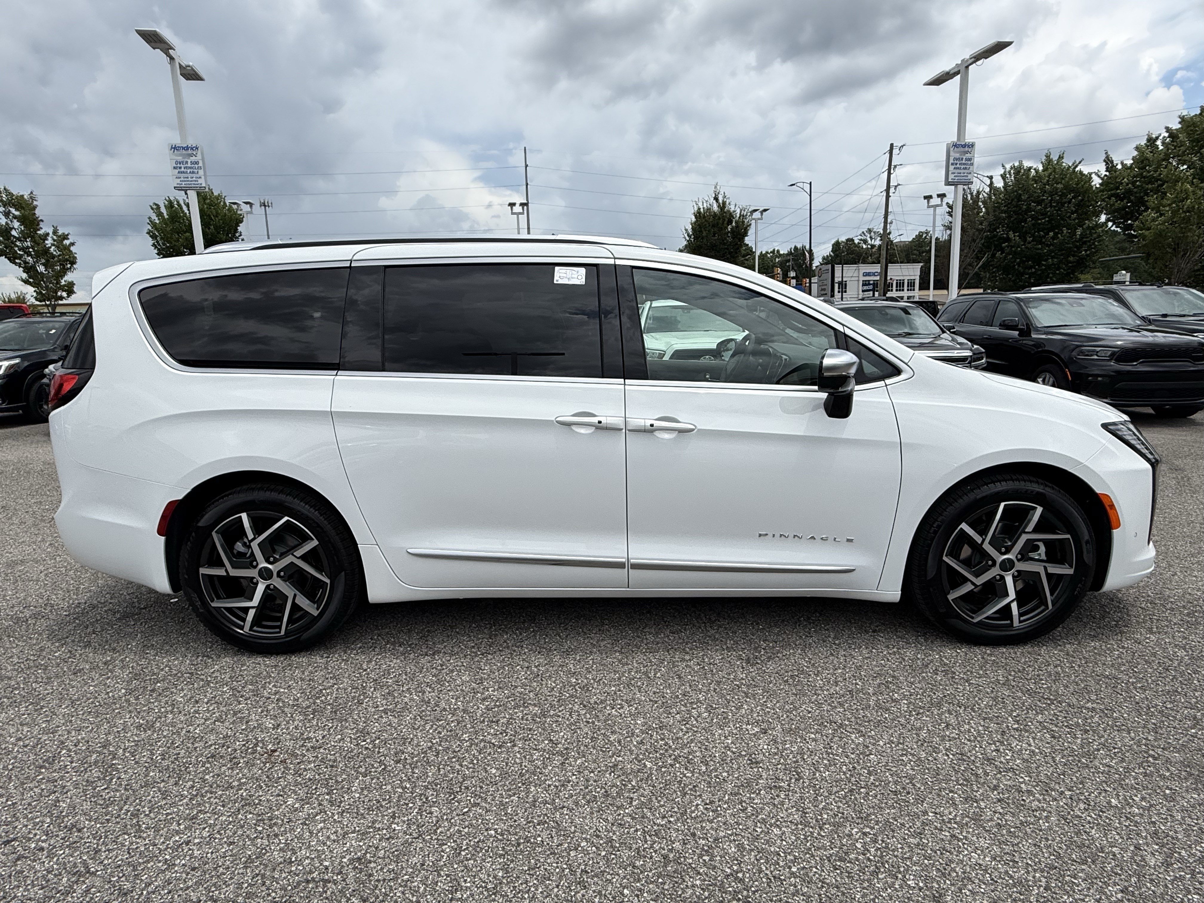 New 2027 Chrysler Pacifica Pinnacle w/ Theater Group FWD image 11