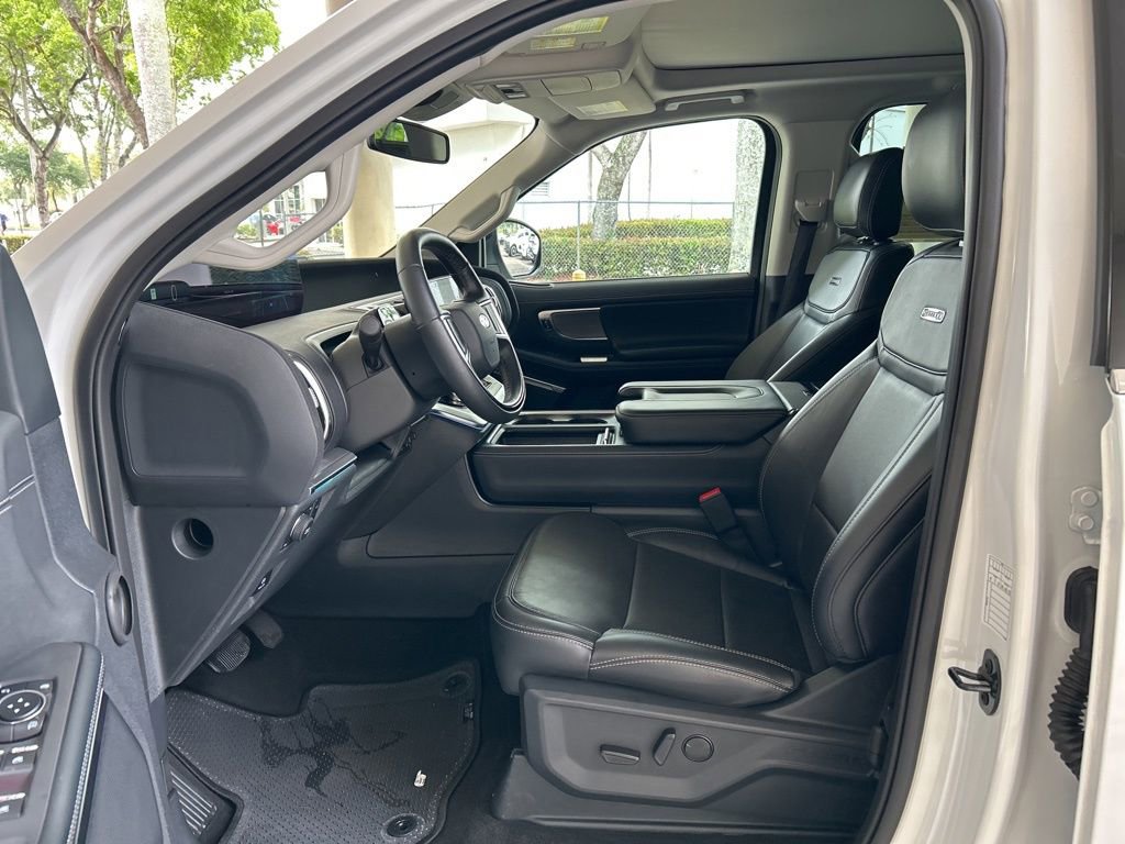 Used 2025 Ford Expedition Platinum image 5