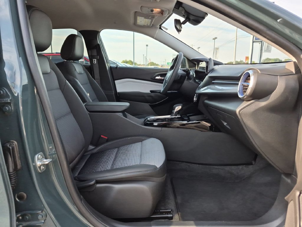 Certified 2025 Chevrolet Trax LT FWD image 25