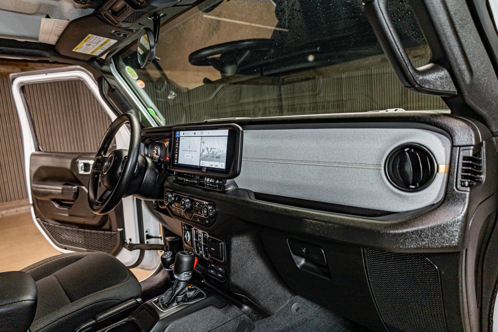 Used 2025 Jeep Gladiator Mojave AWD/4WD image 16