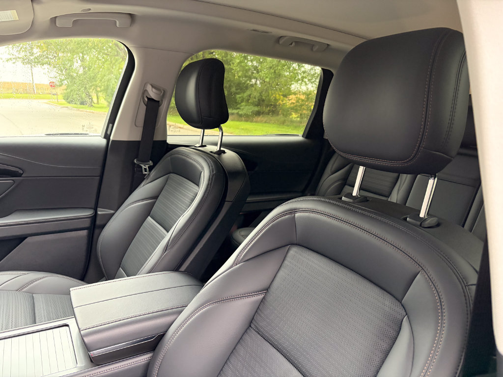 New 2026 Lincoln Nautilus Reserve w/ Jet Appearance Package AWD/4WD image 12