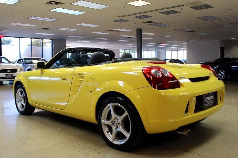 Used 2004 Toyota MR2 image 3