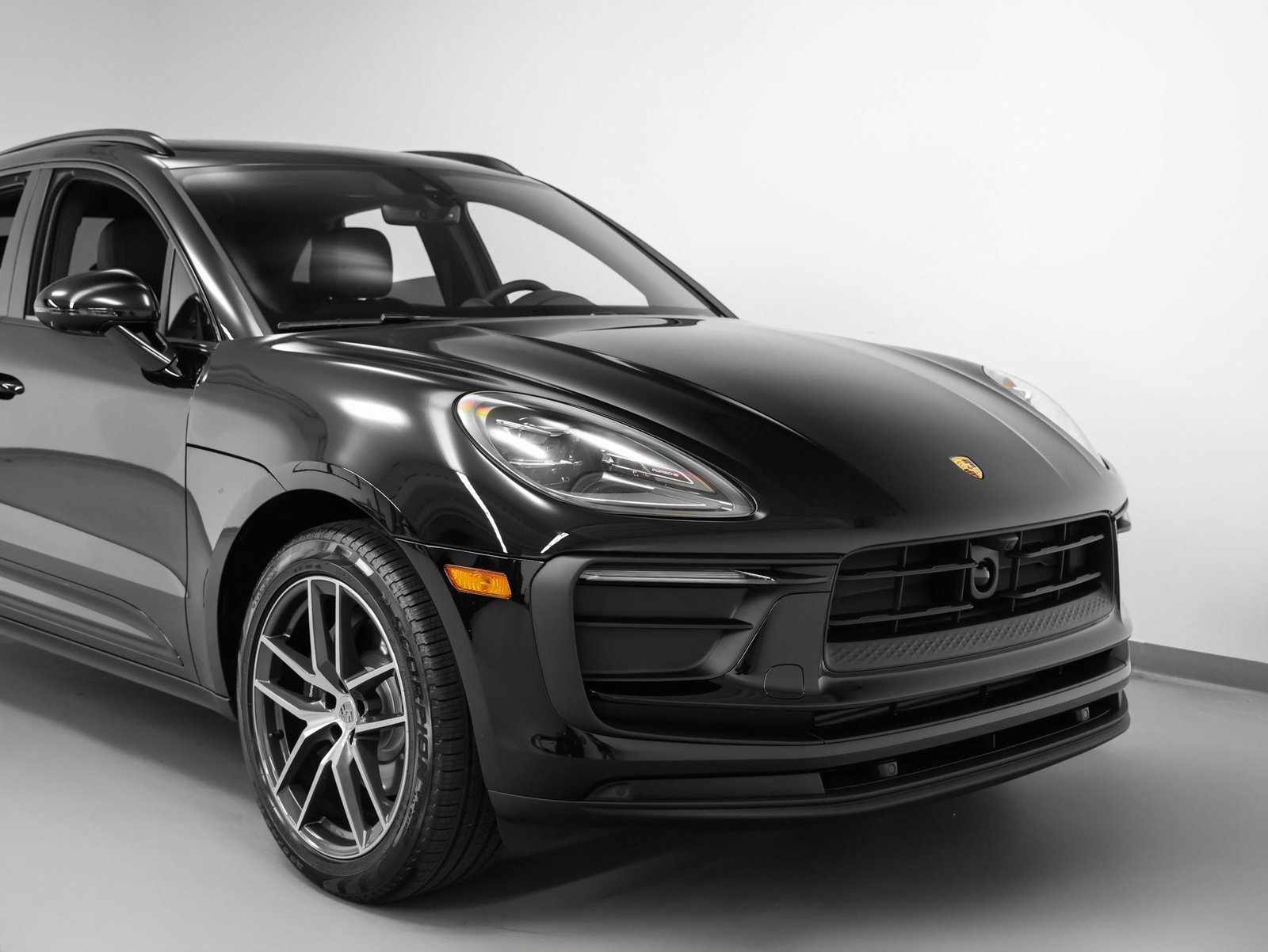 Certified 2025 Porsche Macan image 9
