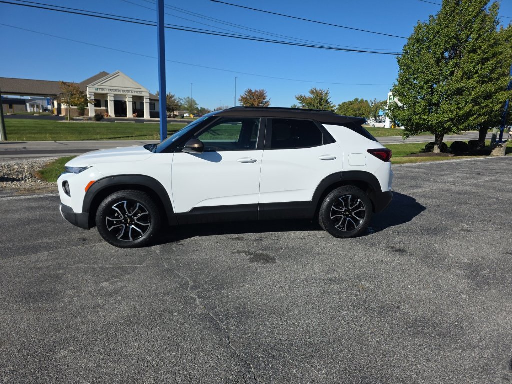 Used 2022 Chevrolet TrailBlazer ACTIV w/ Technology Package FWD image 2