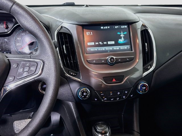 Used 2018 Chevrolet Cruze LT w/ Convenience Package FWD image 17
