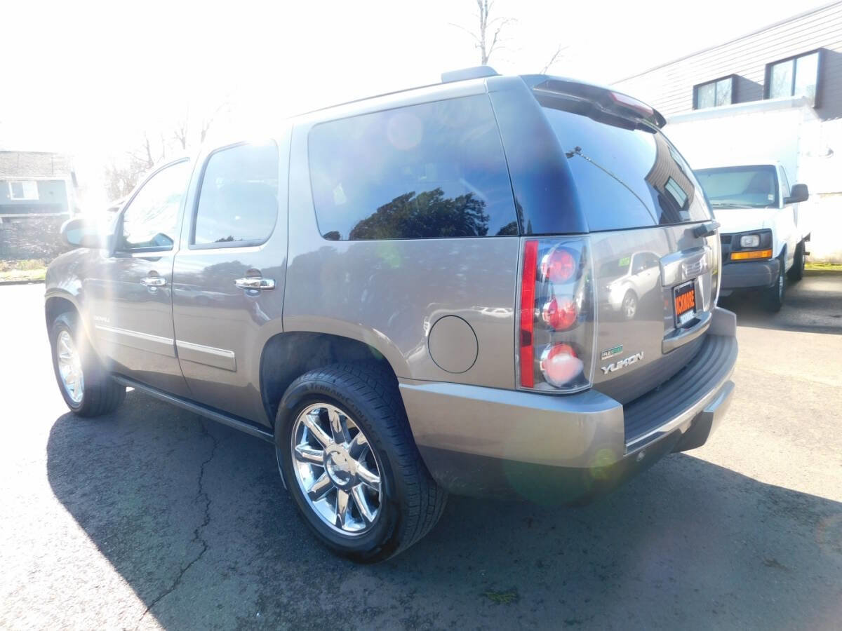 Used 2011 GMC Yukon Denali image 3