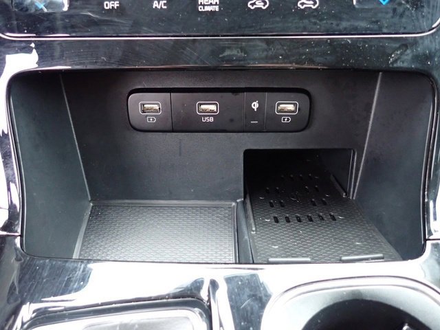 Used 2024 Kia Carnival EX image 25