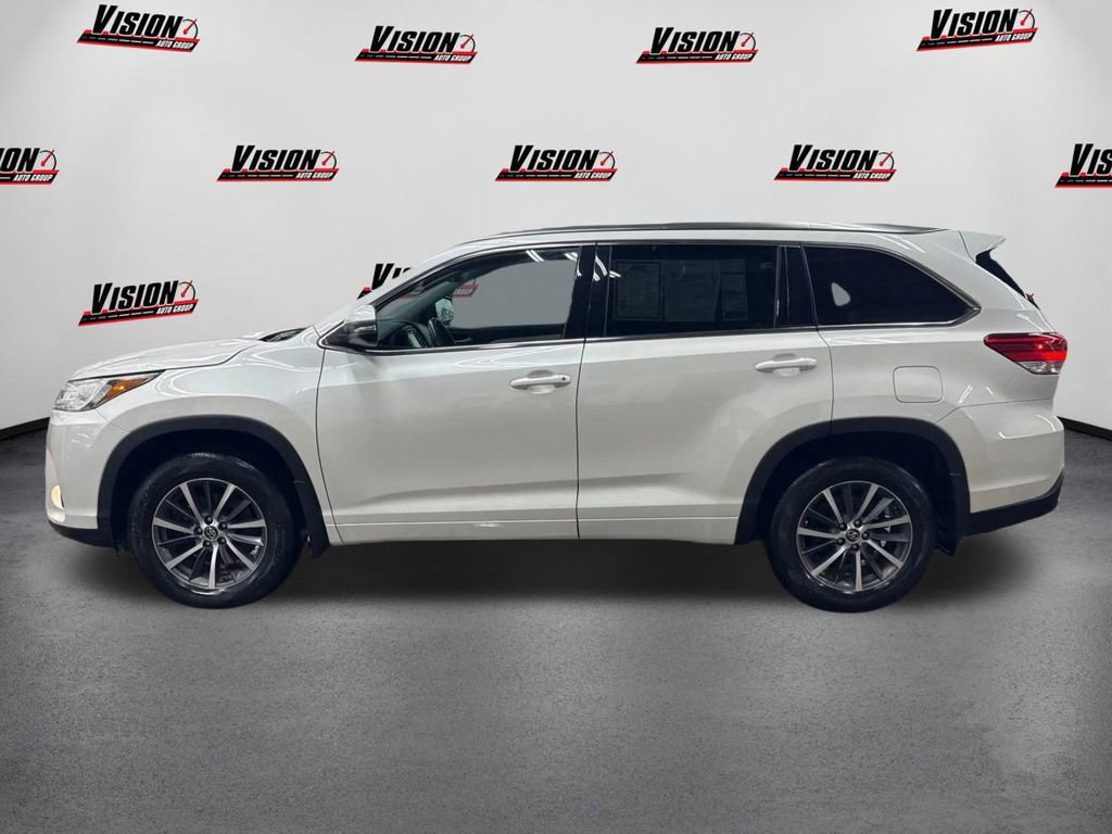 Used 2017 Toyota Highlander XLE w/ Carpet Mat Package image 8