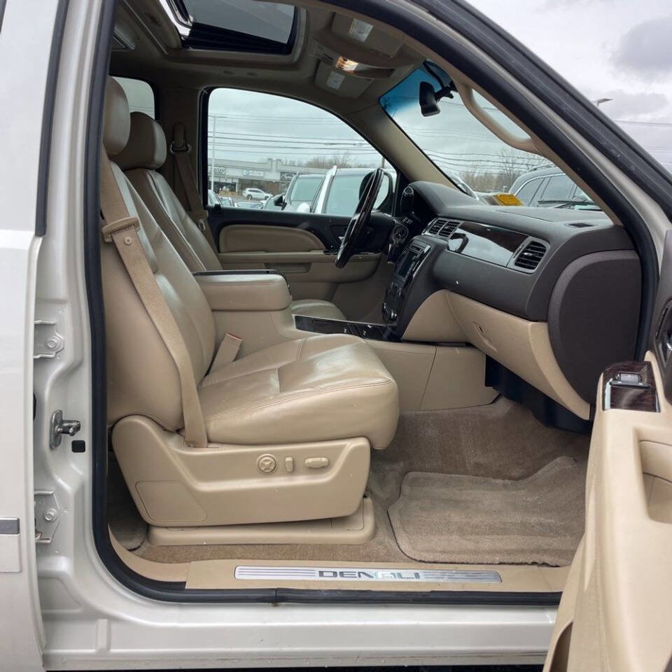 Used 2011 GMC Yukon XL Denali AWD/4WD image 13