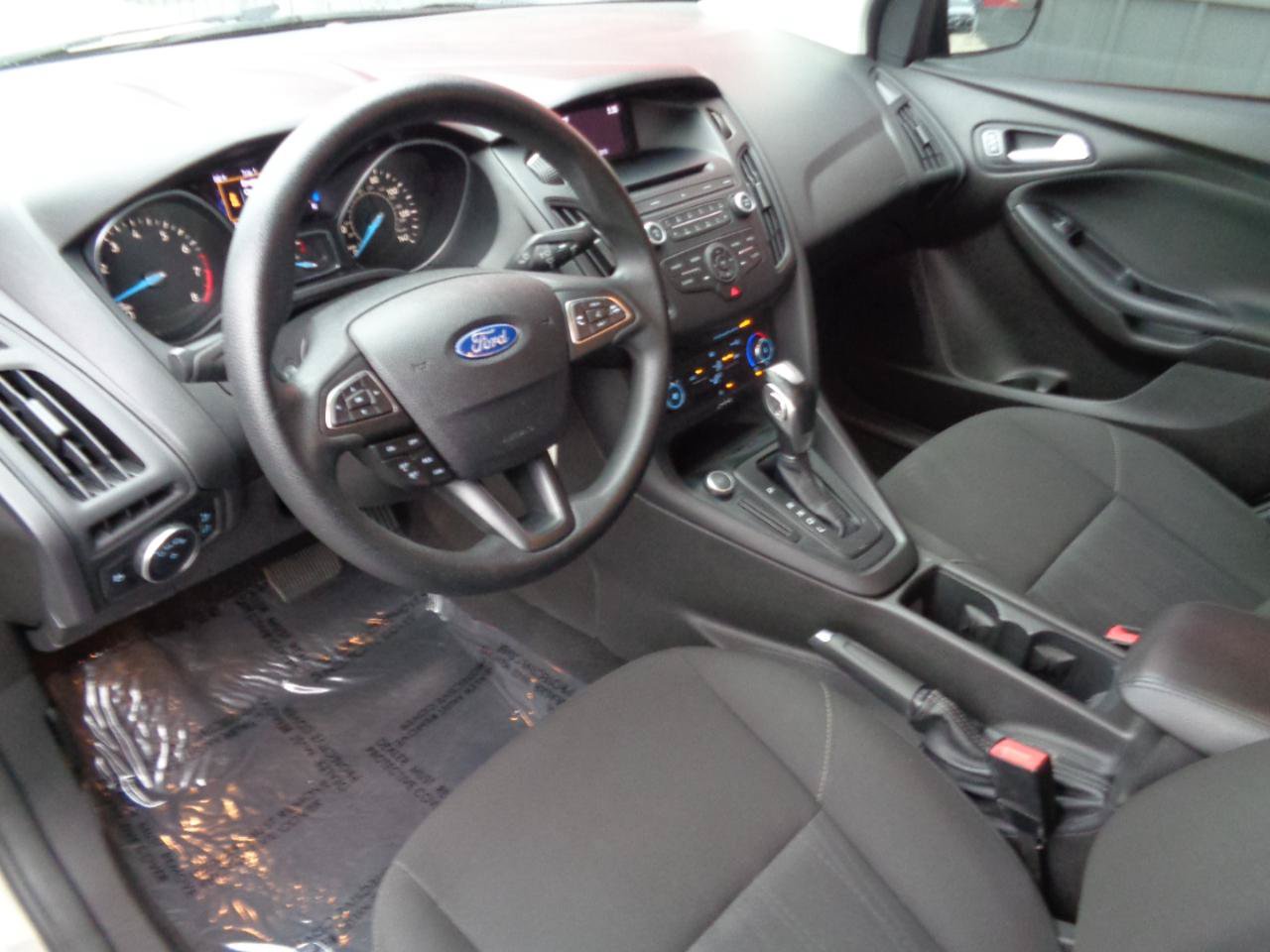 Used 2016 Ford Focus SE w/ Reverse Sensing Package FWD image 2