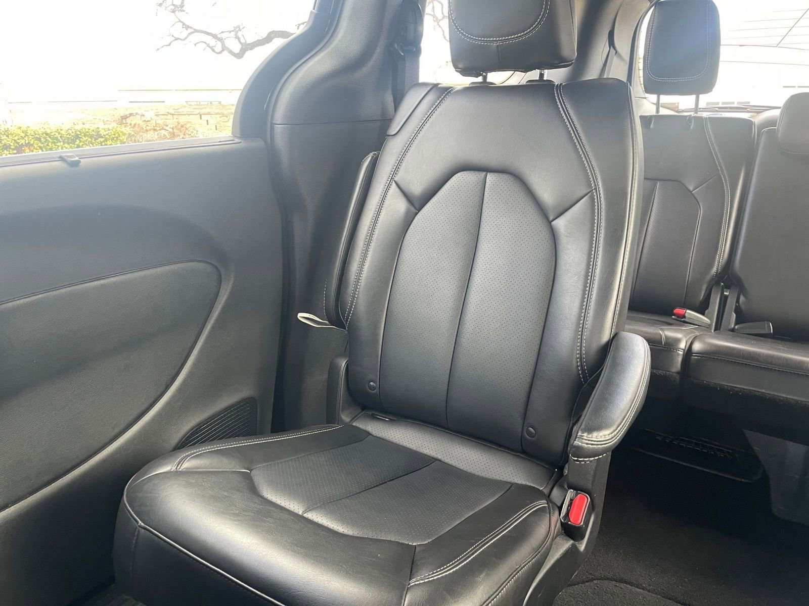 Used 2025 Chrysler Pacifica Select image 44