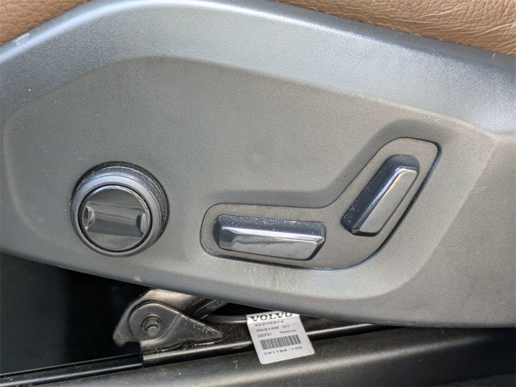 Used 2023 Volvo XC60 B5 Plus image 21