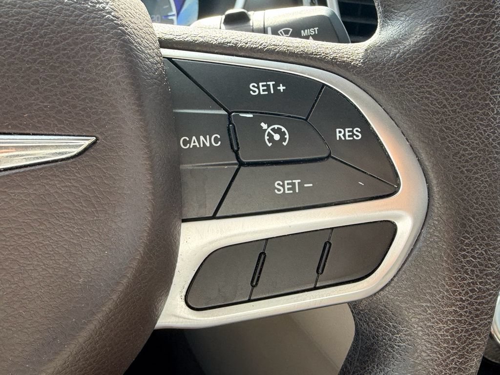 Used 2017 Chrysler Pacifica Touring w/ Tire & Wheel Group FWD image 29