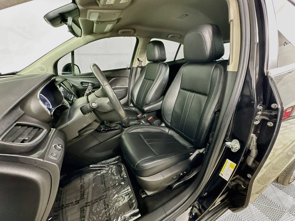 Used 2021 Buick Encore Preferred AWD/4WD image 23