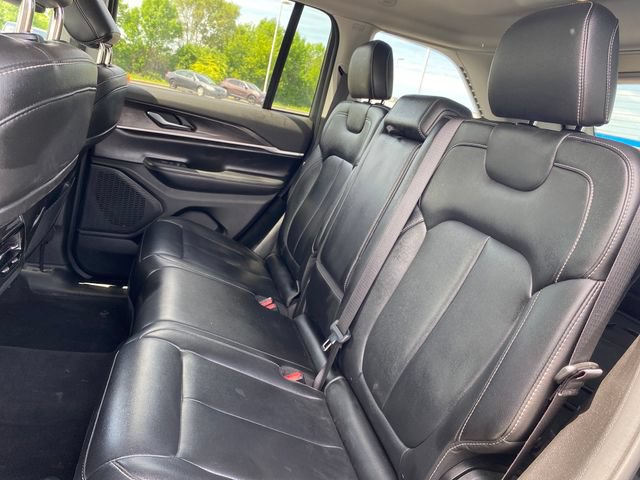 Used 2023 Jeep Grand Cherokee Limited AWD/4WD image 19