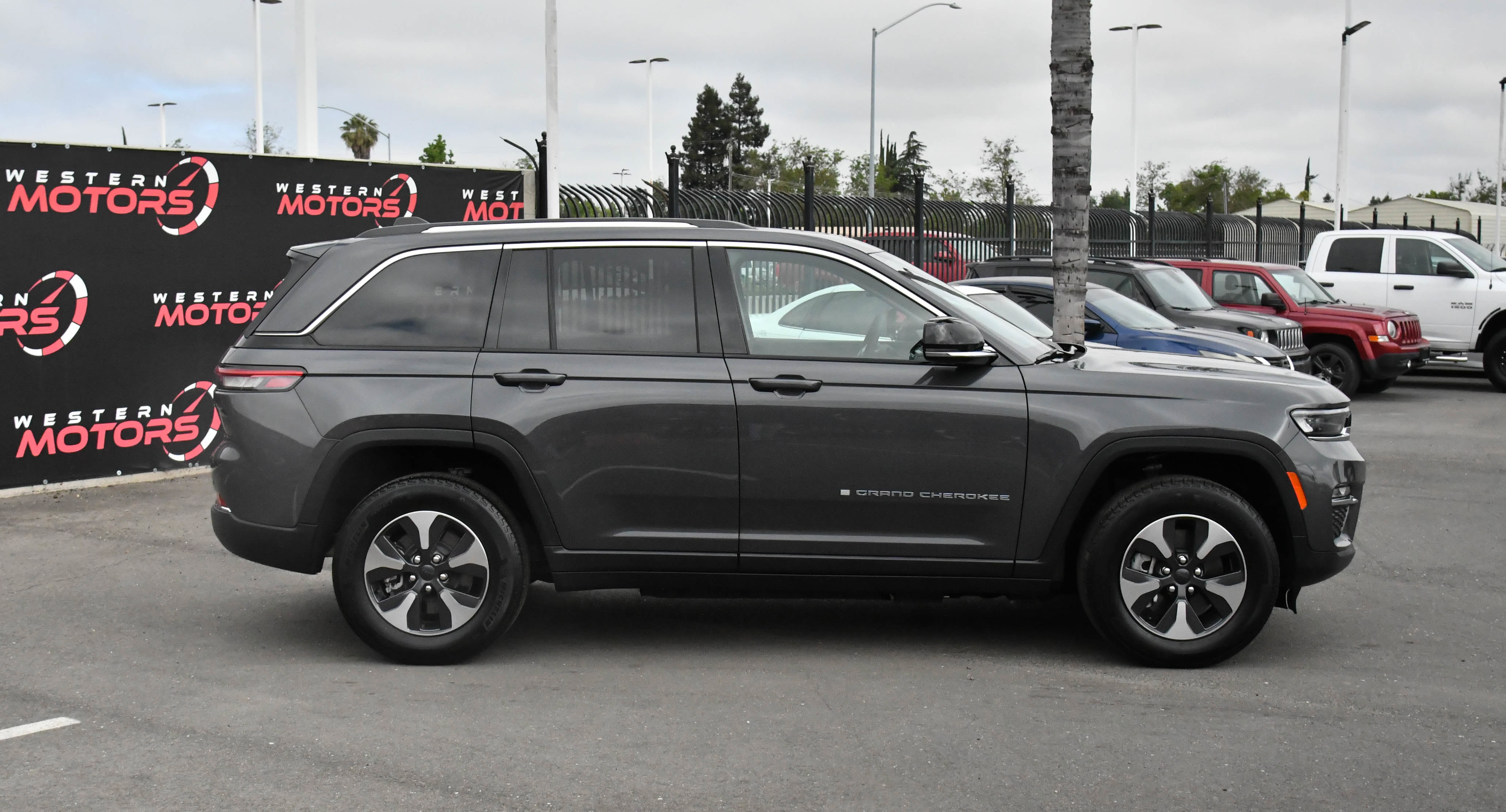 Used 2023 Jeep Grand Cherokee 4WD 4xe image 9
