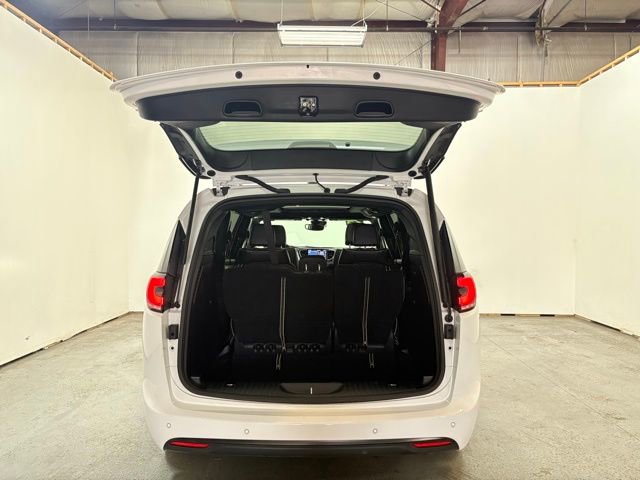 Certified 2025 Chrysler Pacifica Limited image 10