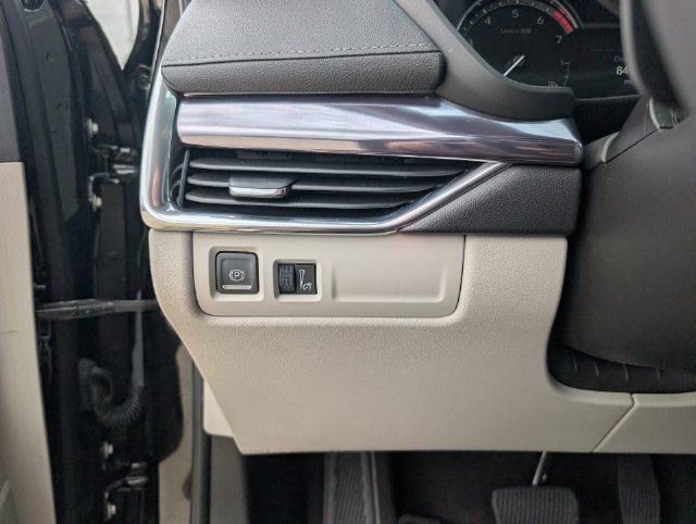 Used 2022 Cadillac XT4 Luxury w/ Cold Weather Package FWD image 11