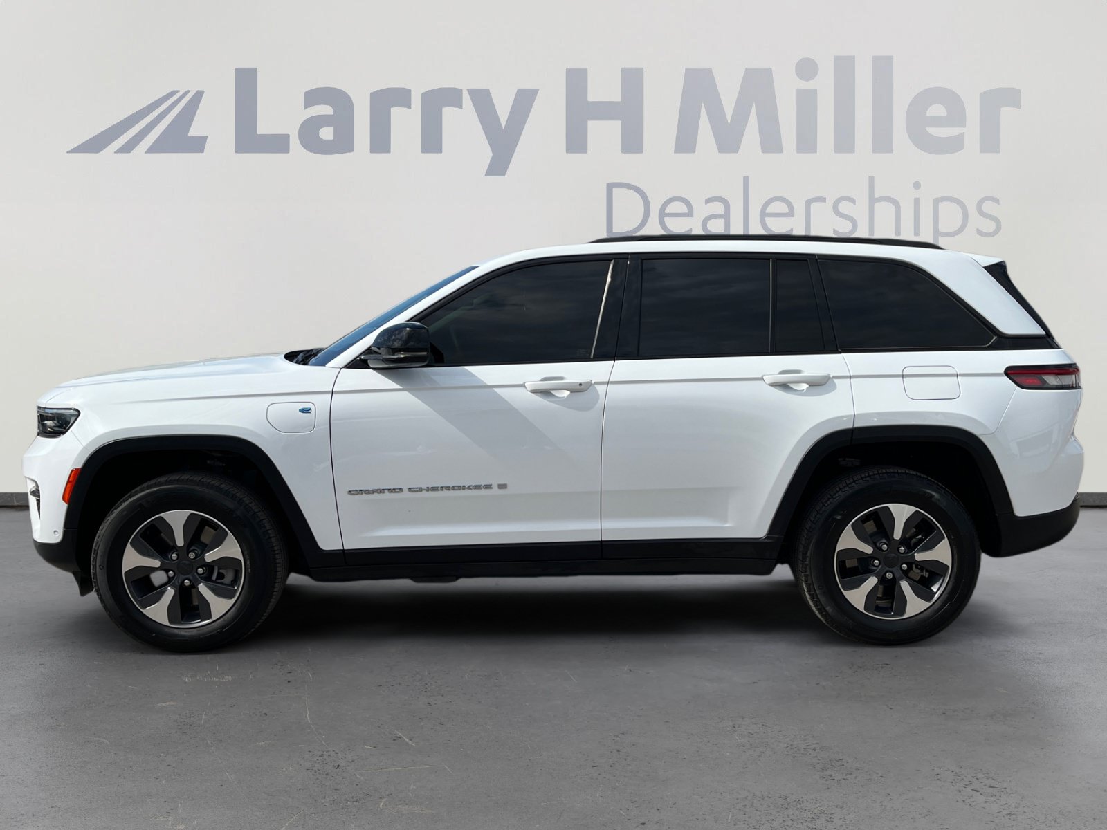 Certified 2022 Jeep Grand Cherokee Limited 4xe w/ Luxury Tech Group II AWD/4WD image 2