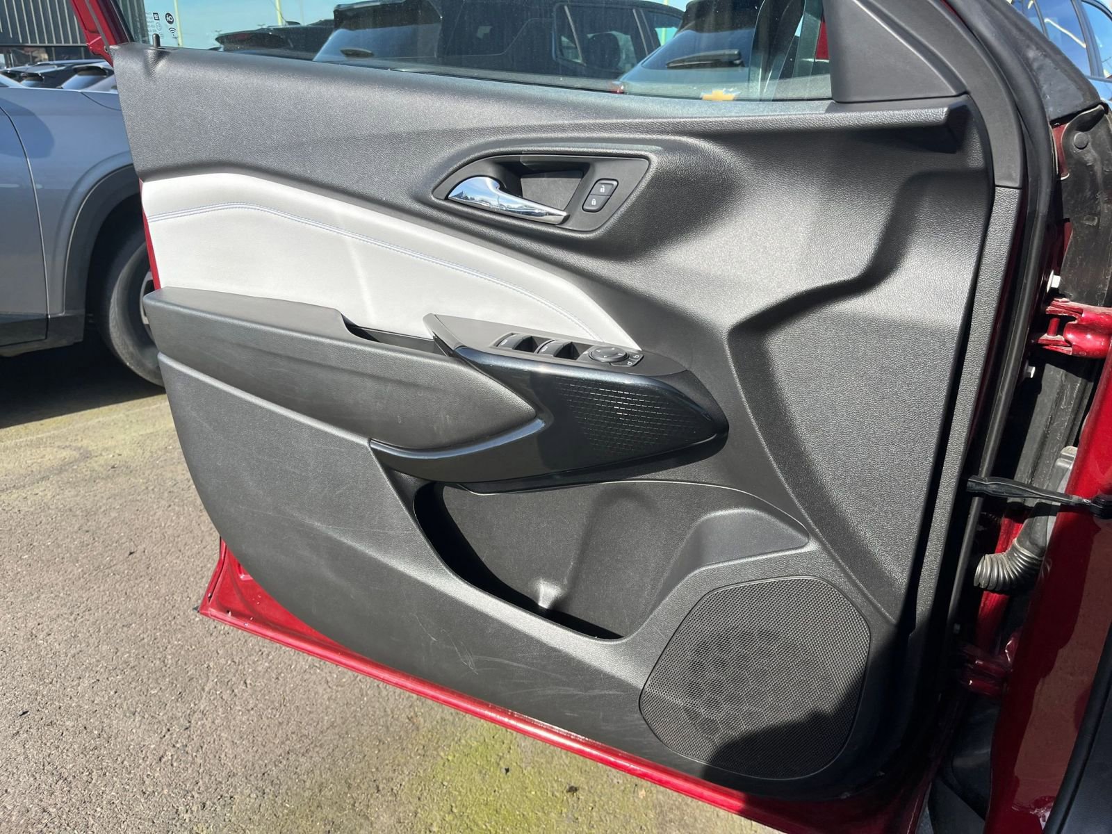 Used 2025 Chevrolet Trax LT FWD image 18