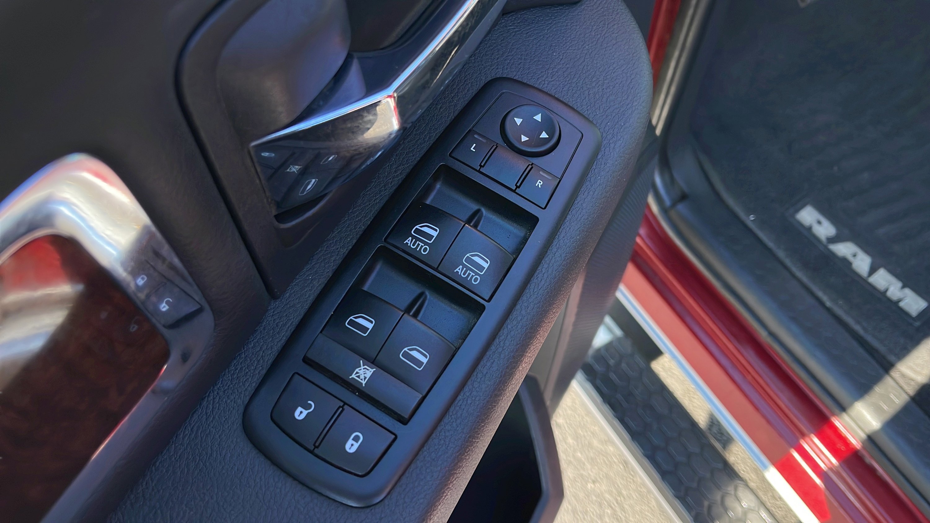 Used 2012 RAM 1500 Laramie image 19