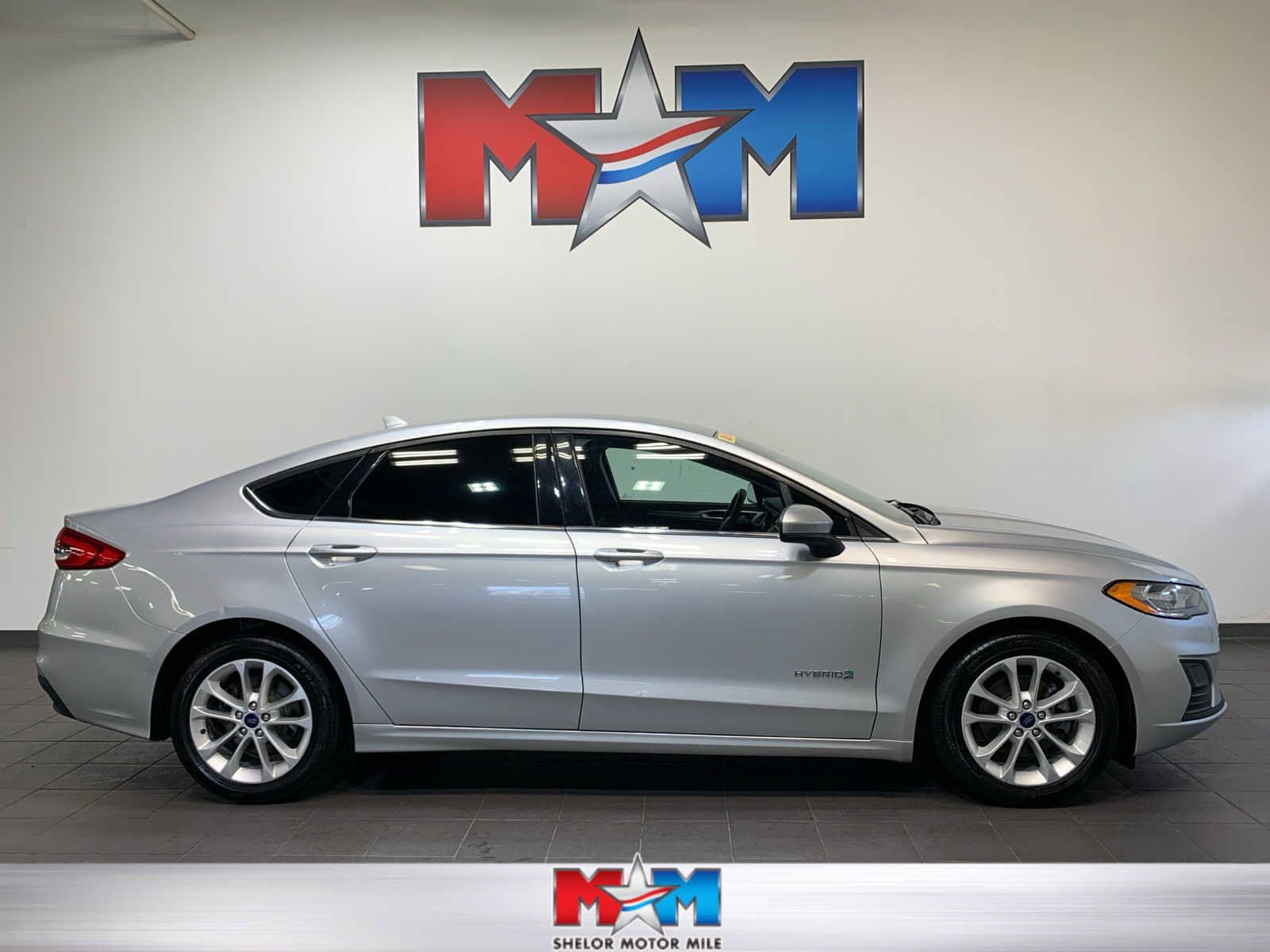Used 2019 Ford Fusion SE FWD image 1