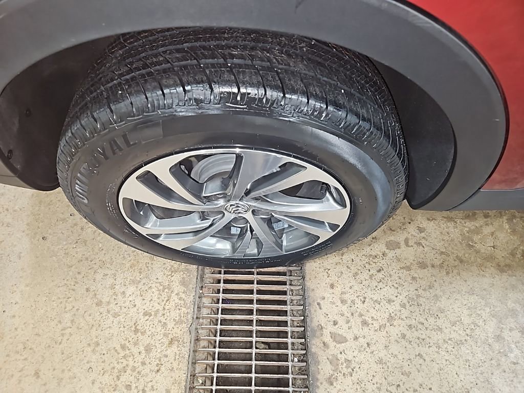 Used 2023 Buick Envision Essence image 11