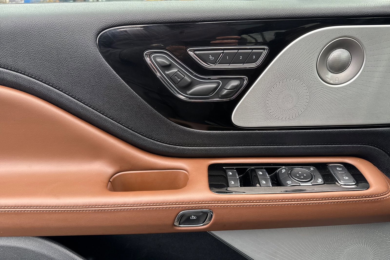 Used 2020 Lincoln Aviator Reserve w/ Equipment Group 202A image 11