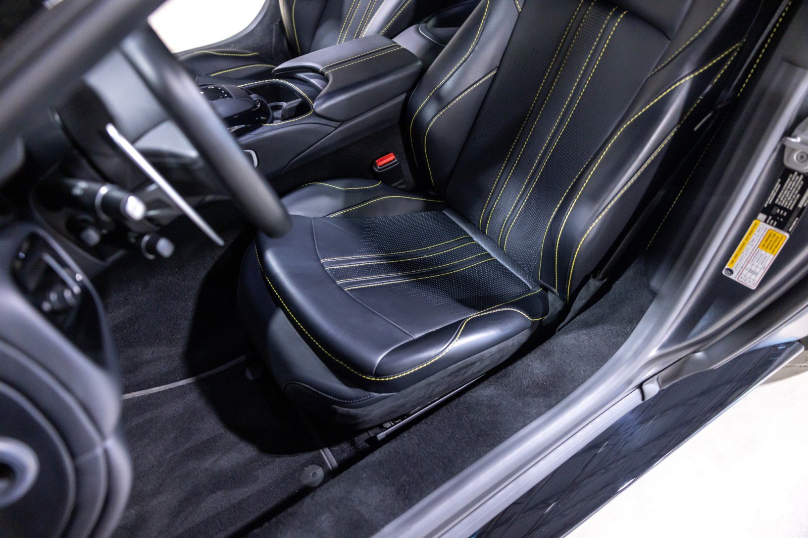 Used 2022 Aston Martin V8 Vantage Coupe RWD image 40