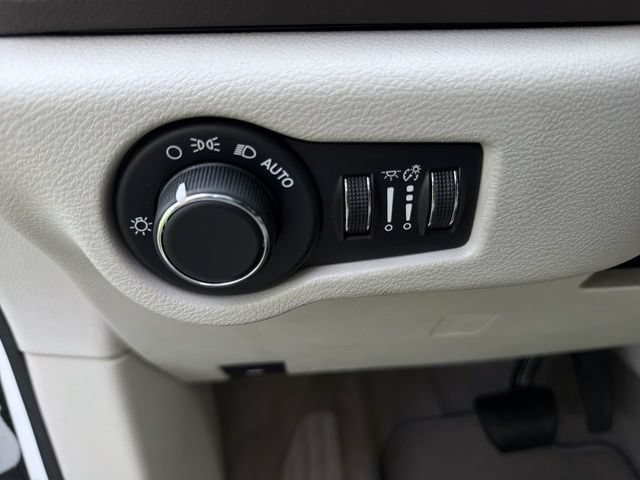 Used 2017 Chrysler Pacifica Touring w/ Tire & Wheel Group FWD image 17