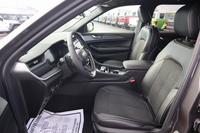 New 2025 Jeep Grand Cherokee Altitude image 5