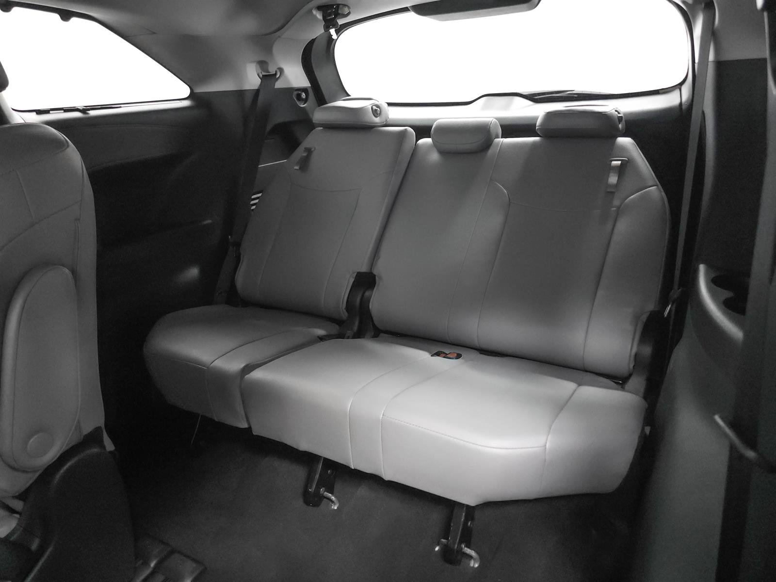 Certified 2026 Toyota Sienna XLE FWD image 6