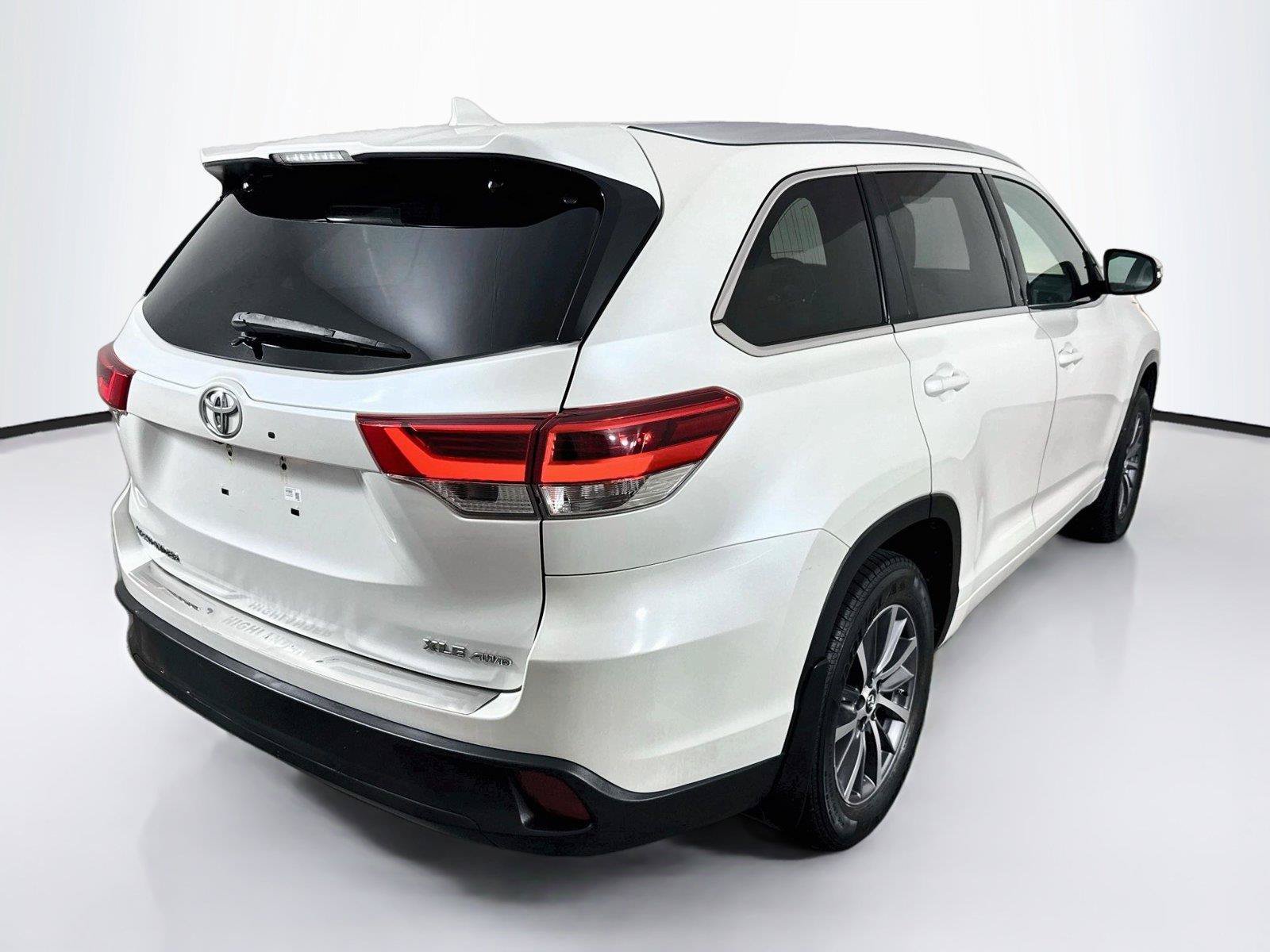 Used 2017 Toyota Highlander XLE AWD/4WD image 5