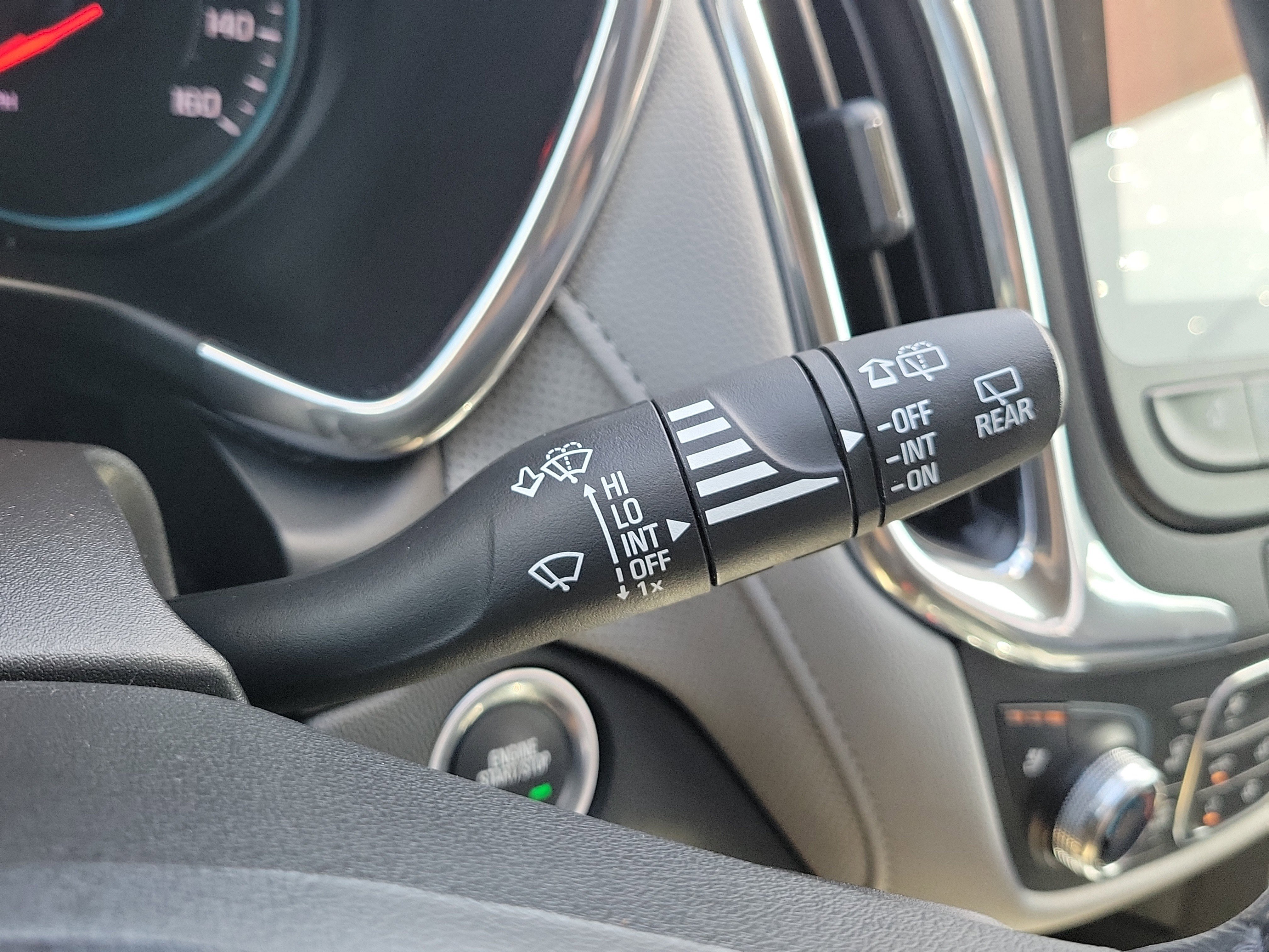 Used 2020 Chevrolet Equinox Premier image 33