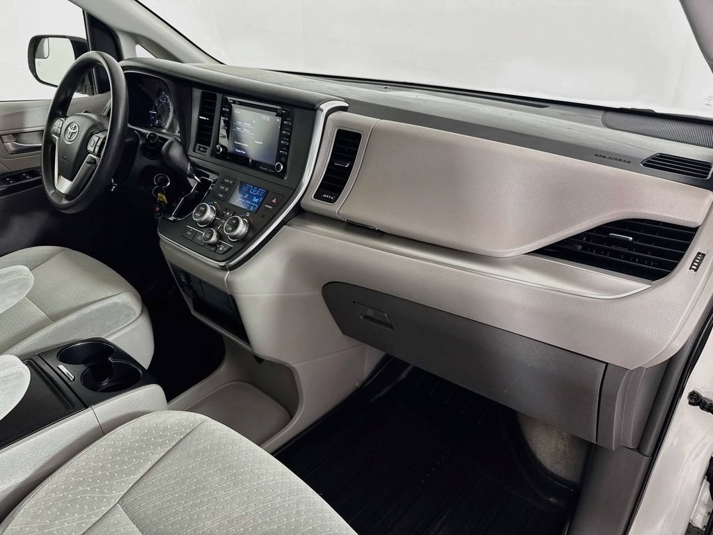 Certified 2018 Toyota Sienna LE FWD image 31