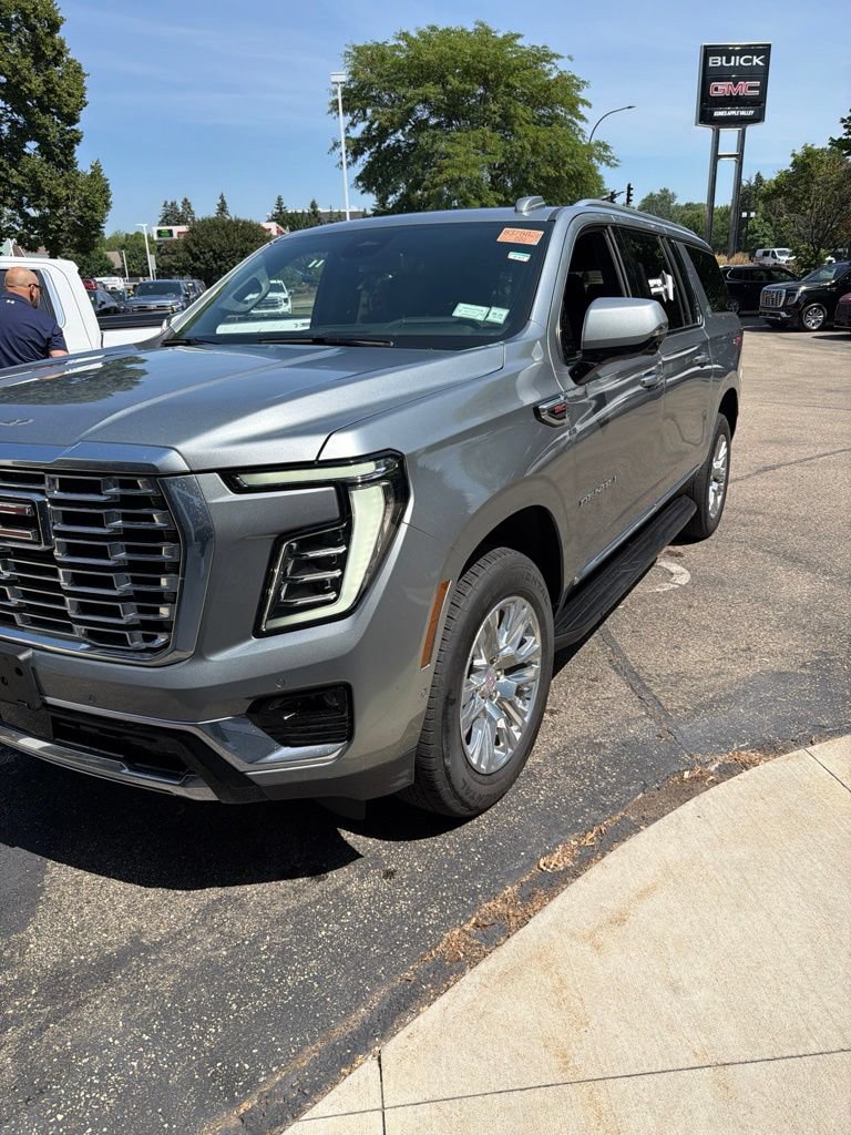 Used 2025 GMC Yukon XL Denali AWD/4WD image 2