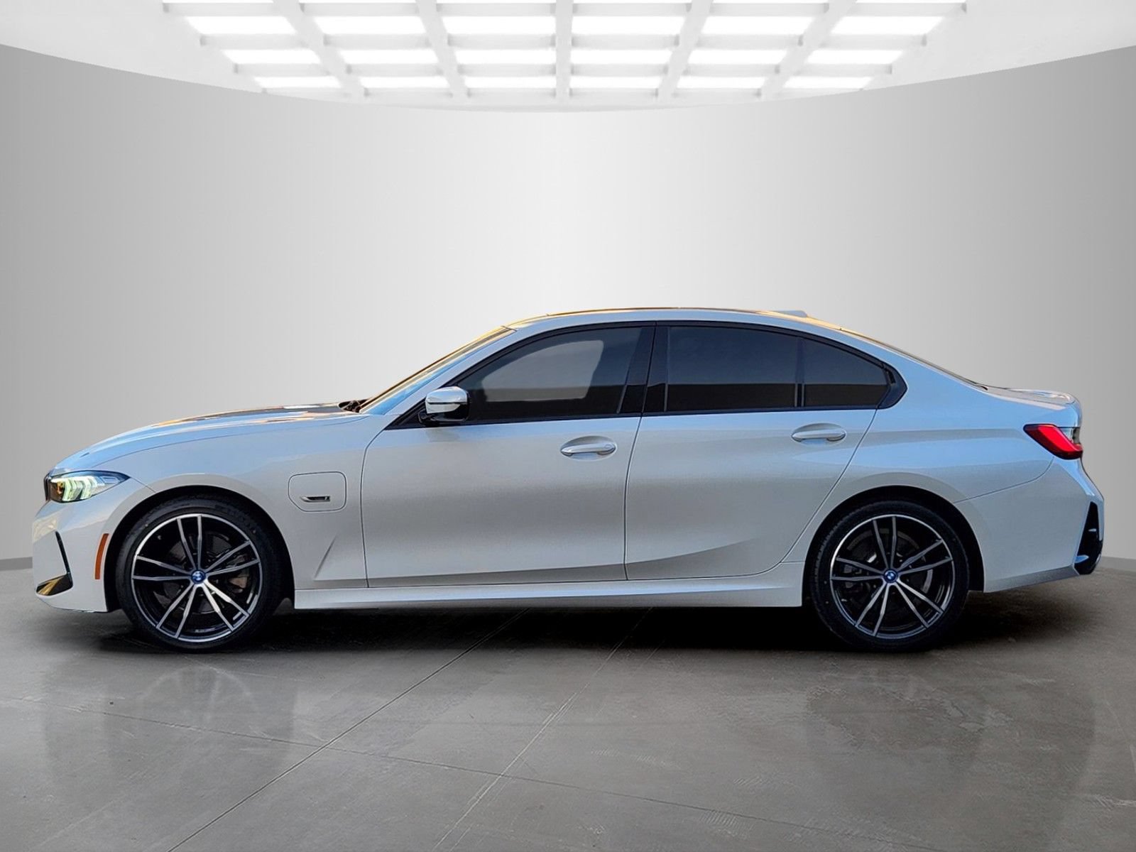 Used 2023 BMW 330e xDrive w/ M Sport Package AWD/4WD image 4