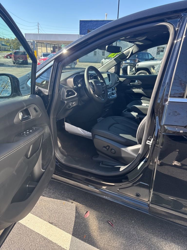New 2026 Chrysler Pacifica Select image 13