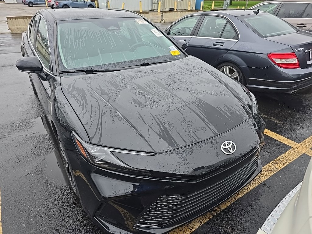 Used 2025 Toyota Camry XLE FWD image 1