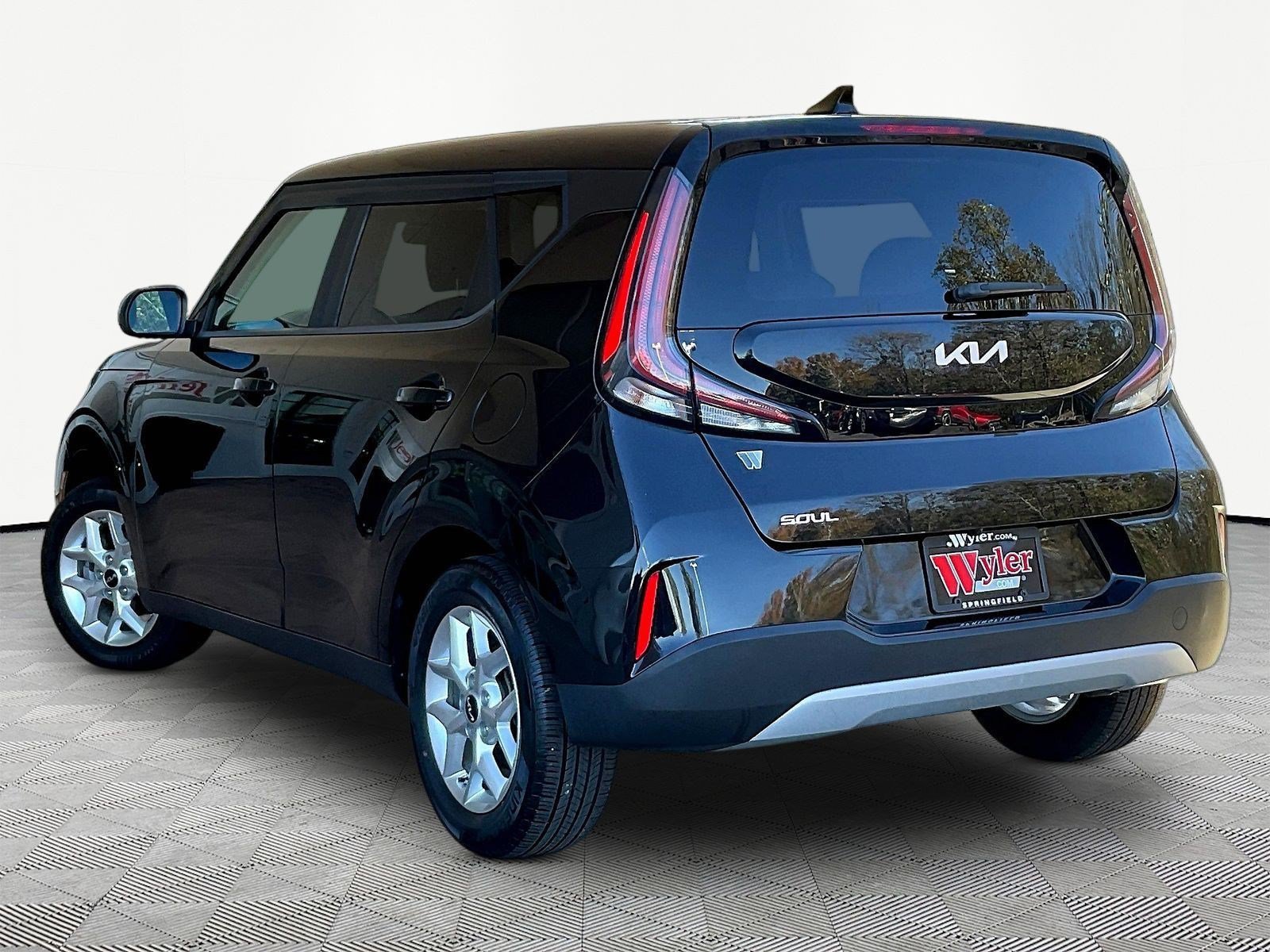 Used 2023 Kia Soul LX w/ LX Technology Package FWD image 4