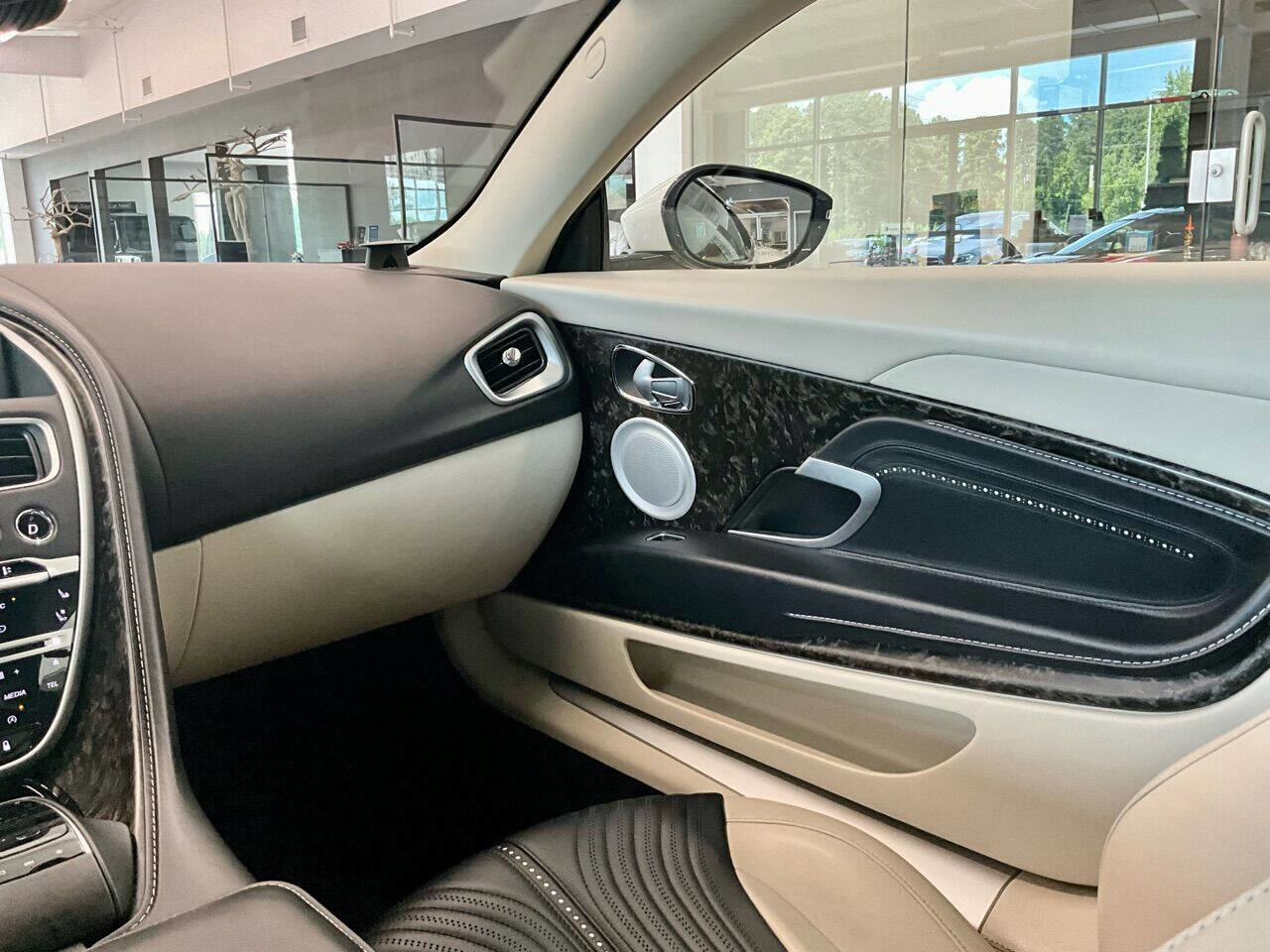 Used 2018 Aston Martin DB11 V12 image 25