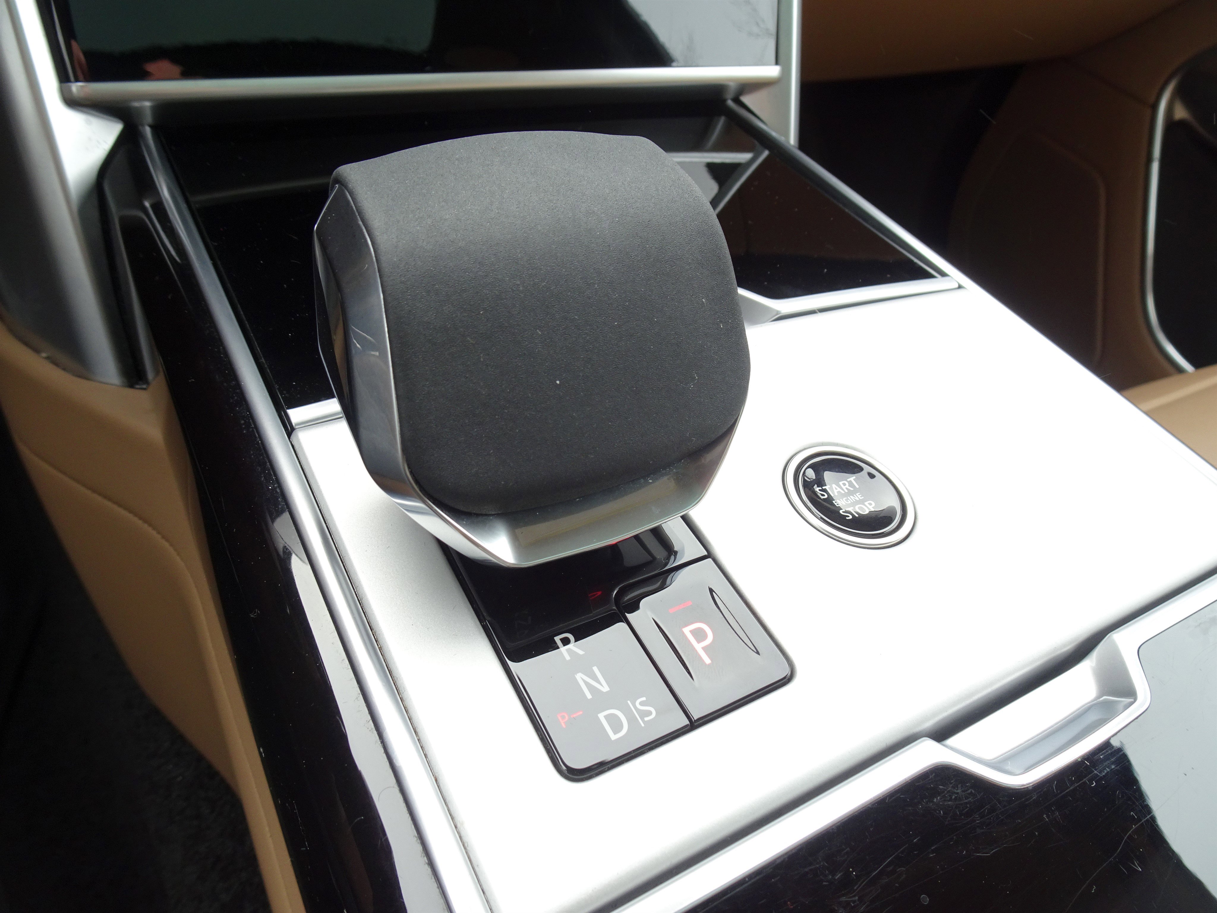 Certified 2024 Land Rover Range Rover SE image 30