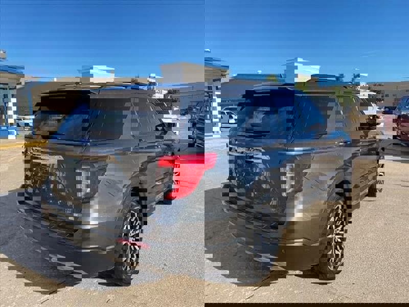 Used 2020 Ford Explorer XLT w/ Equipment Group 202A image 6